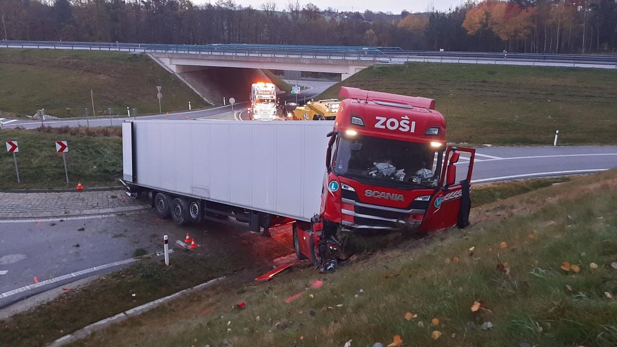 Zpitý šofér se u Budějovic pokusil přeskočit s kamionem kruhový objezd. Neuspěl